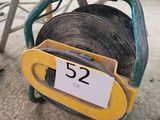 un petit chariot portant un numéro, posé dans la poussière