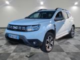vue de face d'une Dacia blanche garée sur un sol à damier