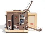 un vieux projecteur de cinéma posé sur un socle en bois