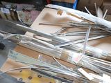 un grand nombre d'outils posés sur une table
