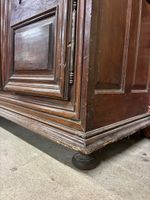 Armoire en noyer mouluré, corniche droite, pieds boule - XVI… (photo 3)