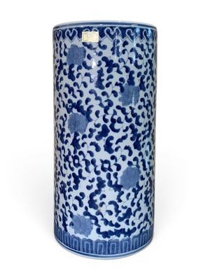 un vase bleu et blanc orné d'un motif floral