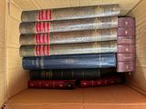 plusieurs livres empilés dans une boîte