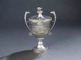 une coupe en argent posée sur une table