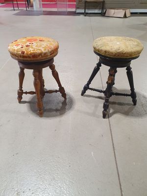 deux tabourets sur lesquels sont posées des pizzas