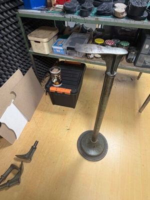 une table avec des outils dans une pièce