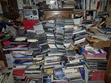 une grande pile de livres posée par terre dans une pièce
