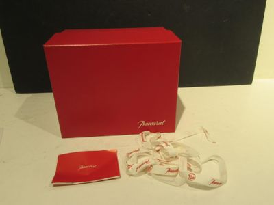 une boîte rouge avec un ruban blanc et une boîte rouge avec un ruban blanc