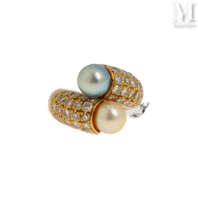 une image représentant une bague ornée de perles et de diamants sur fond blanc