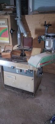 a machine that is sitting on a table in a room