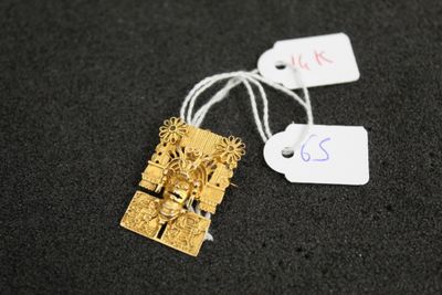 gros plan sur un collier en or portant une étiquette
