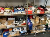 de nombreuses boîtes contenant du matériel électronique sur les étagères de la pièce