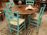 une table avec quatre chaises et un tapis au sol