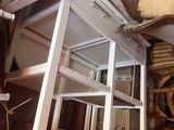 une échelle adossée au mur d'une pièce