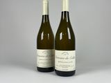 deux bouteilles de vin posées l'une à côté de l'autre sur une table