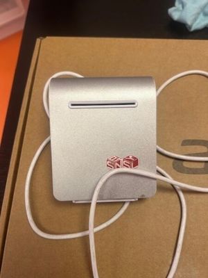 une boîte sur laquelle se trouvent un ordinateur portable et un chargeur
