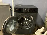 un lave-linge et un sèche-linge placés l'un à côté de l'autre