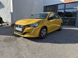 une voiture jaune garée devant un immeuble, sur un parking
