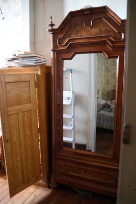 un miroir dans un coin de la pièce, près d'une porte