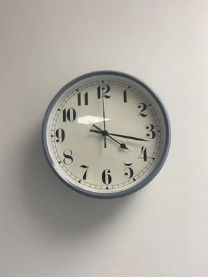 une horloge accrochée au mur d'une pièce