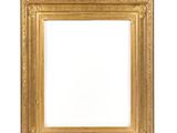 un cadre doré sur un mur blanc, avec un fond blanc