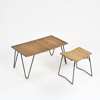 une photo représentant une table et un tabouret en bois et en métal