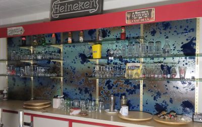 un bar sur lequel sont posées de nombreuses bouteilles et verres