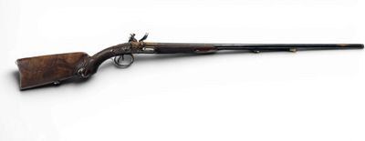 un fusil avec un canon en bois et une poignée en bois