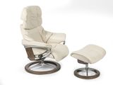 une image représentant un fauteuil inclinable avec un repose-pieds et un pouf