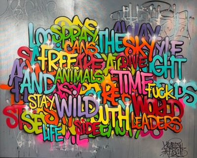 un graffiti sur le mur d'un immeuble sur lequel sont inscrits de nombreux mots