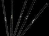 cinq baguettes en plastique noir portant l'inscription « metal »