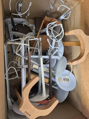 une boîte en carton remplie de toutes sortes d'ustensiles de cuisine
