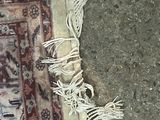 un tapis posé par terre à côté d'une paire de chaussures