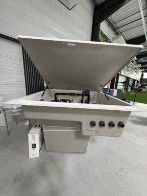 un grand barbecue installé à l'intérieur d'un bâtiment