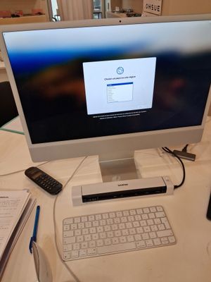 un écran d'ordinateur posé sur un bureau à côté d'un clavier