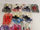 Plusieurs paires de chaussures pour enfants sont emballées dans des sacs en plastique