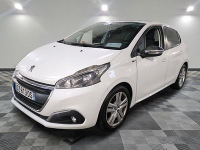 la petite voiture blanche est garée dans la pièce au sol en damier