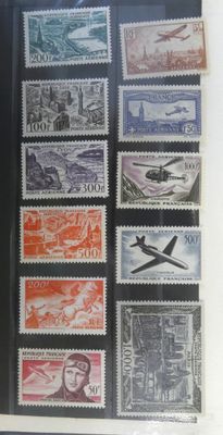 une photo d'une collection de timbres exposée