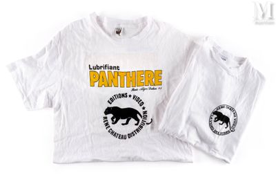 t-shirt blanc orné d'un imprimé panthère noir et jaune