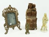 trois œuvres d'art posées sur une table