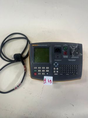 une calculatrice posée sur une table à côté d'un cordon