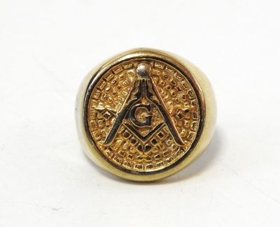 une image représentant une bague ornée d'un symbole maçonnique