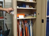 un homme qui se tient debout devant une armoire