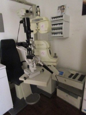 une pièce avec une chaise, une table et un microscope