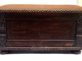 une petite boîte en bois surmontée d'un siège marron