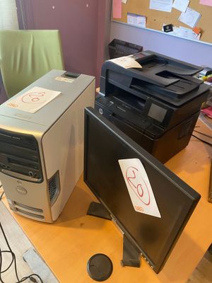 deux ordinateurs et une imprimante posés sur un bureau