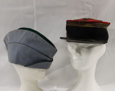 Képi de capitaine d'infanterie, turban velours noir, plateau…