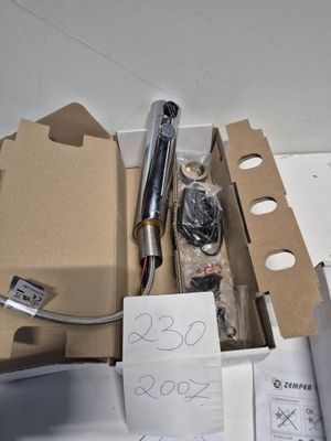 une boîte contenant un stylo et d'autres objets