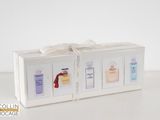 un gros plan sur une boîte de parfums posée sur une table