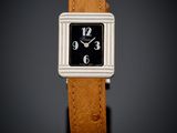 une photo d'une montre carrée en noir et blanc montée sur un bracelet en cuir marron